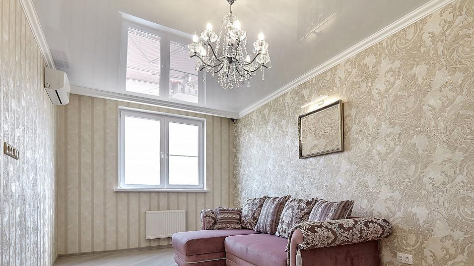 Глянец визуально расширят пространство, делает его светлее.