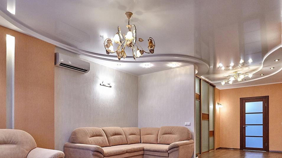 Люстра и светильники - незаменимые атрибуты многоуровневого потолка.