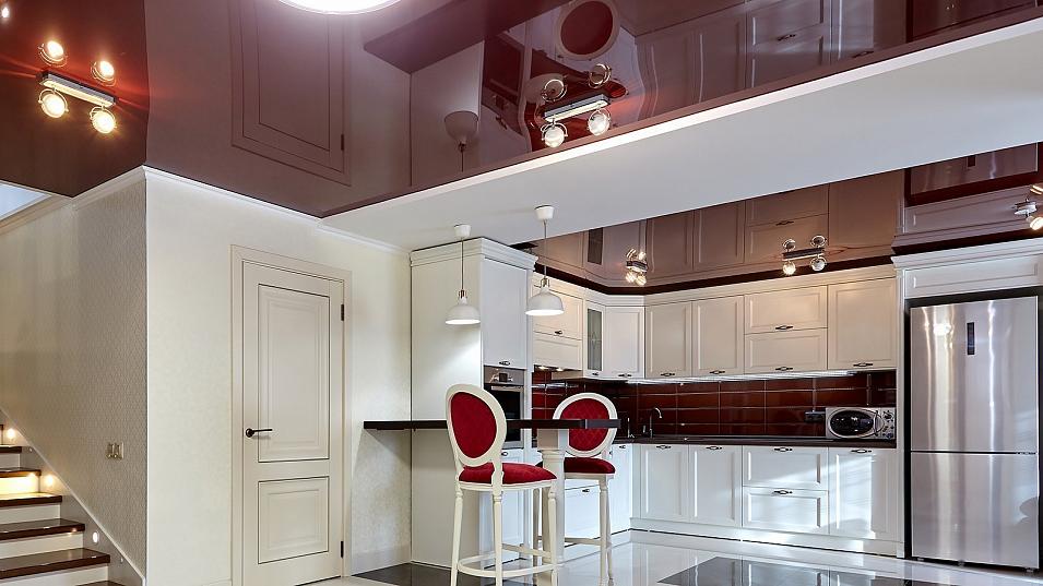 Глянцевые потолки не выцветают и не теряют блеск.